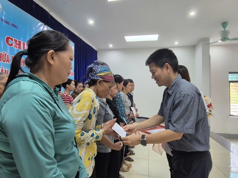 Hàng trăm người dân Yên Bái, Phú Thọ được khám các bệnh da liễu sau bão lũ ảnh 3