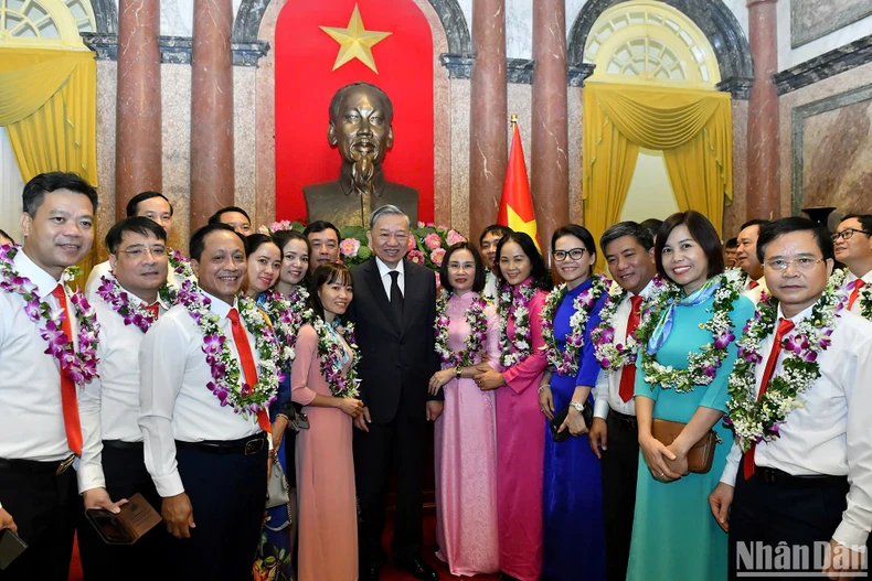 การสร้างทีมงานบุคลากร ข้าราชการ และลูกจ้างของรัฐให้มีคุณสมบัติ ความสามารถ เกียรติยศ ความเป็นมืออาชีพที่แท้จริง และความซื่อสัตย์สุจริต ภาพที่ 3