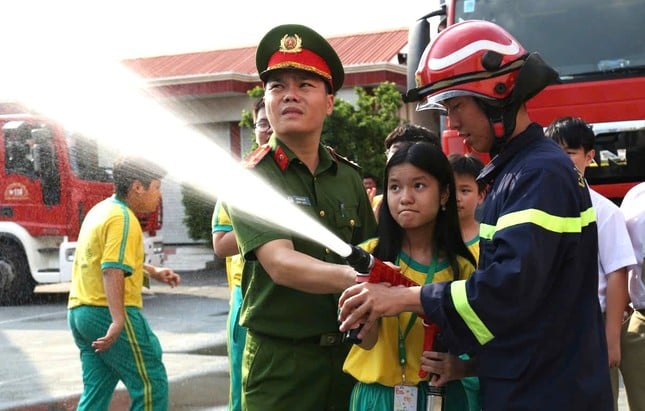 Jóvenes 'bomberos' se balancean en cuerdas, trepan edificios altos para combatir incendios y rescatar víctimas foto 1