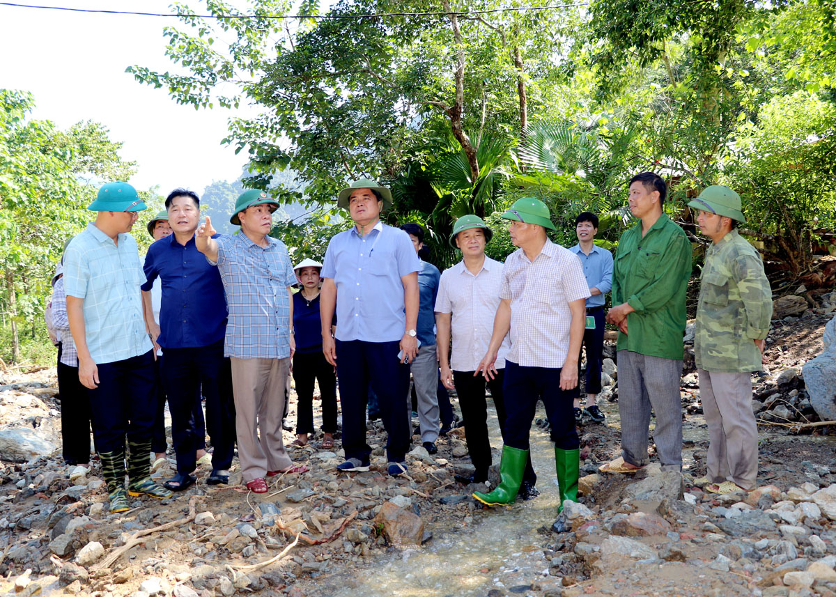 Der stellvertretende Minister für Landwirtschaft und ländliche Entwicklung, Tran Thanh Nam, und Genosse Hoang Gia Long besichtigten das Erdrutschgebiet im Dorf Dong Tam, Gemeinde Yen Thanh (Quang Binh).