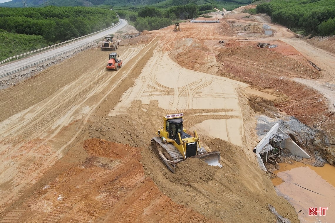 Le chantier de construction de l'autoroute Nord-Sud à Ha Tinh est très animé pendant les vacances du 2 septembre