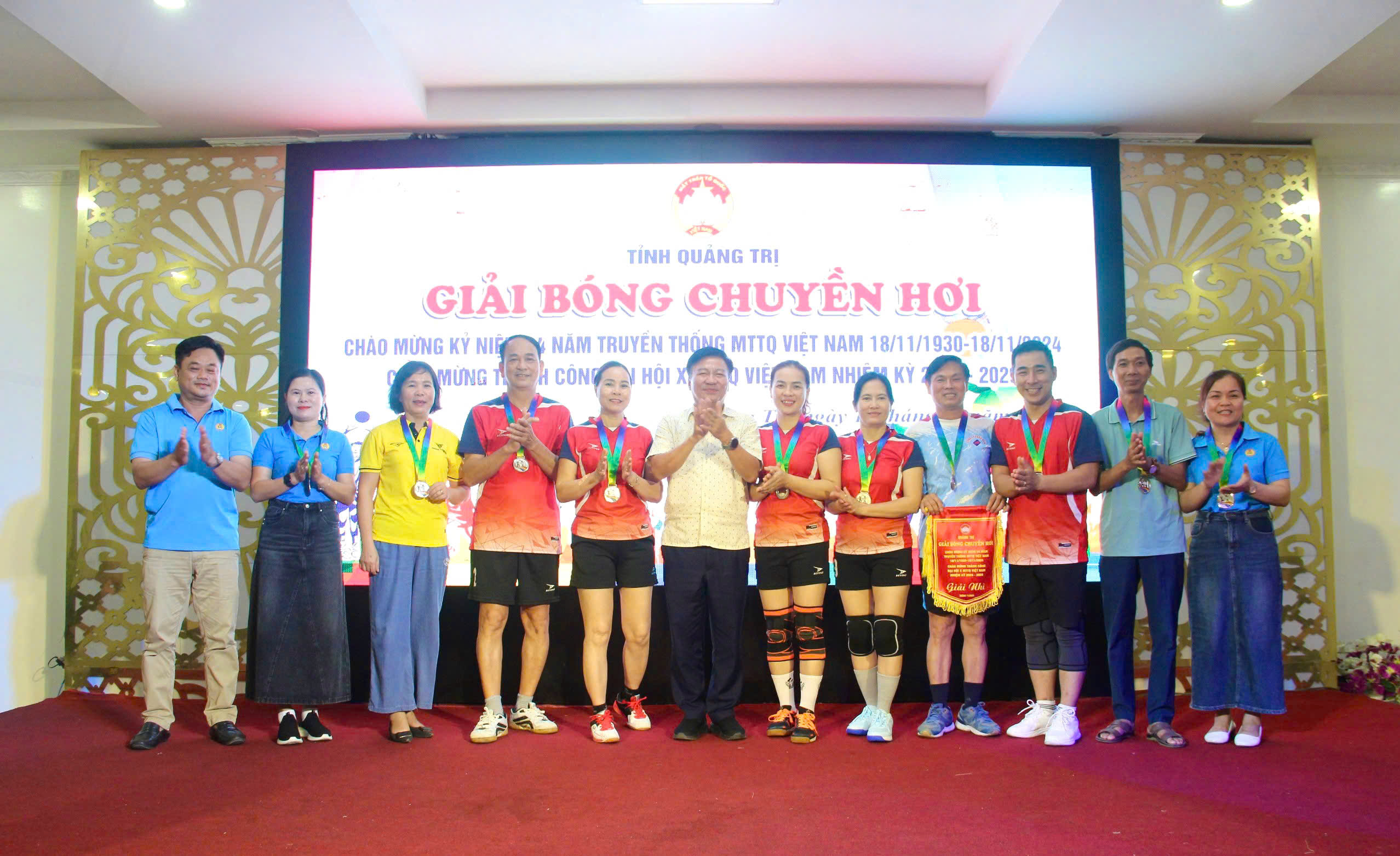 Abschlusszeremonie des Volleyballturniers anlässlich des 94. Jahrestages des Traditionellen Tages der Vietnamesischen Vaterländischen Front