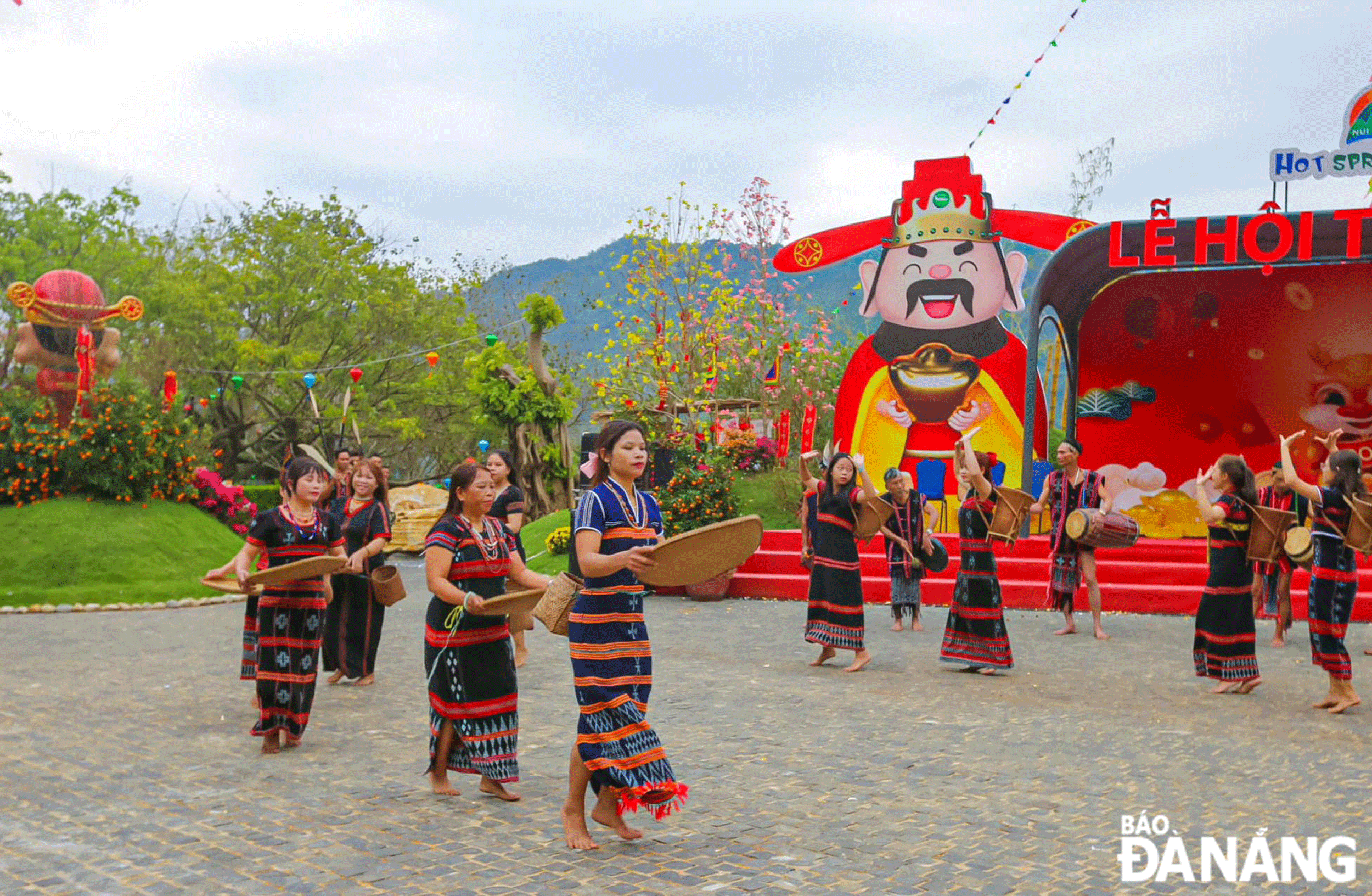 観光地やスポットでは、観光客をもてなすための祭りが開催されます。写真は、タンタイ山温泉公園で行われるトゥントゥンザザの踊りです。撮影：THU HA