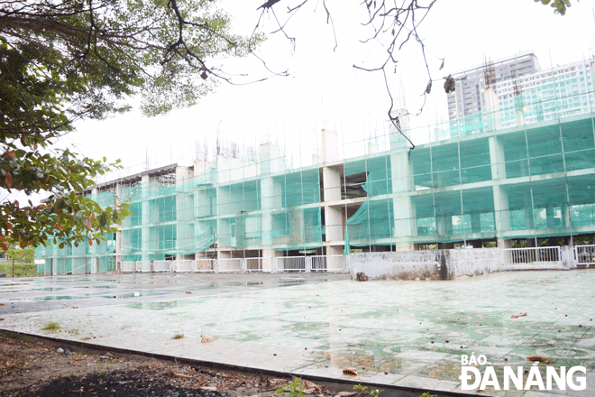 Social housing projects that are facing difficulties are about to have their “bottlenecks” removed. In the photo: The apartment complex project for low-income people in An Trung 2 residential area is unfinished and construction has been temporarily suspended. Photo: HOANG HIEP
