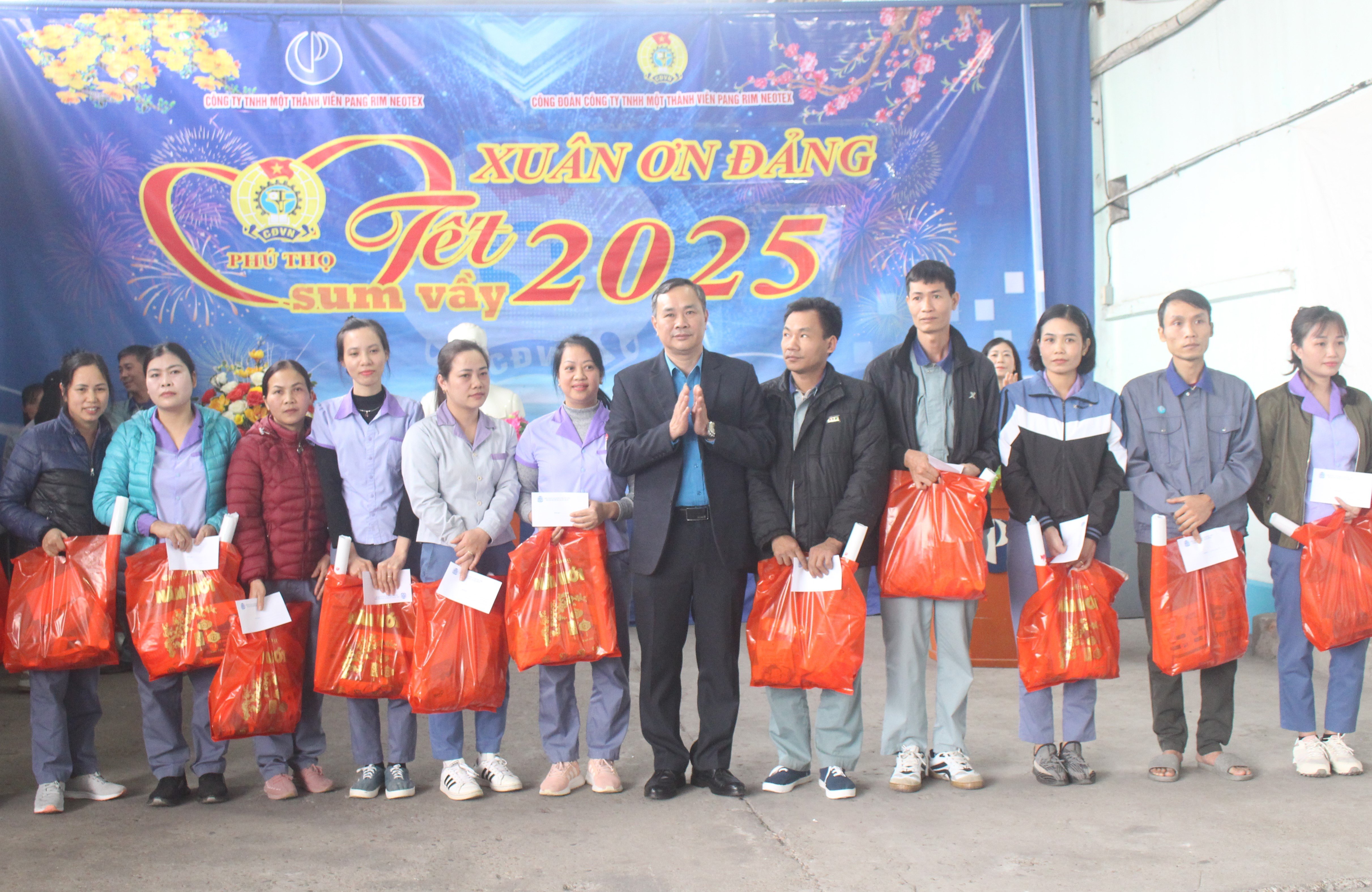 “Happy Tet - Spring of gratitude to the Party” with workers of Pangrim Neotex Company Limited