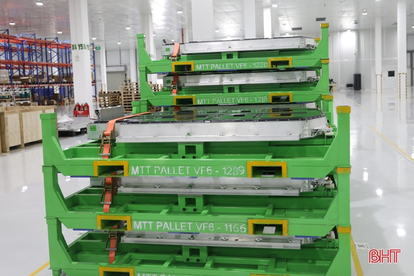 Workers of VinES Ha Tinh Battery Factory are excited to receive the first products.