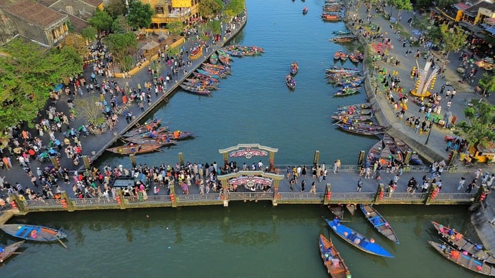 La antigua ciudad de Hoi An casi siempre está llena de turistas.