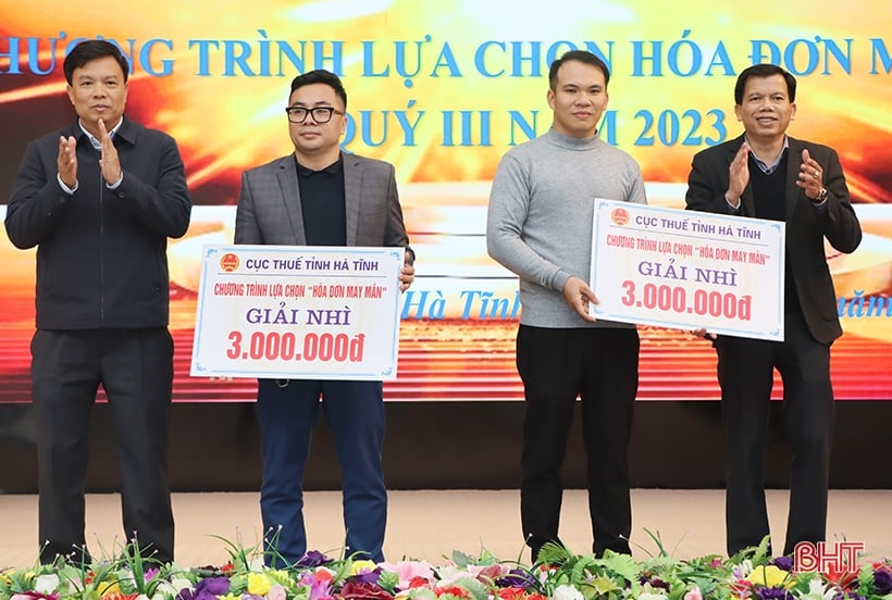 Khách hàng ở Lộc Hà trúng giải nhất “Hóa đơn may mắn” quý IV/2023