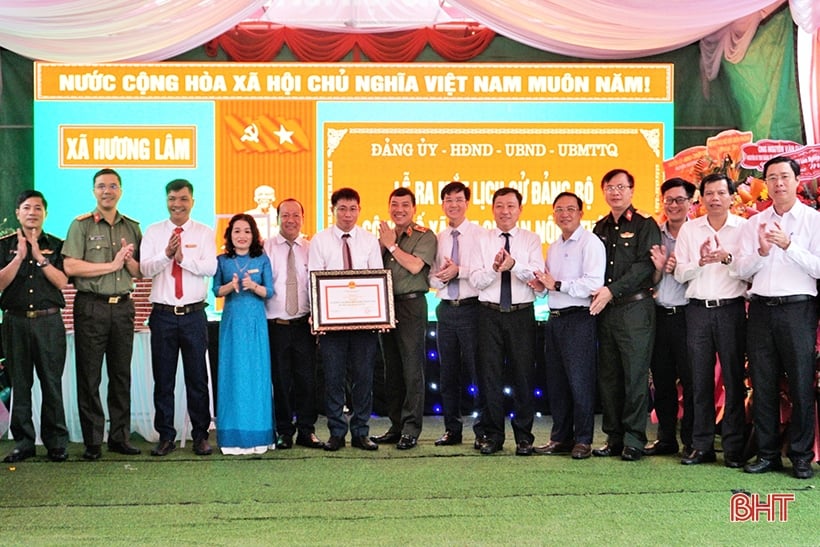 Huong Lam border commune receives certificate of recognition for meeting new rural standards