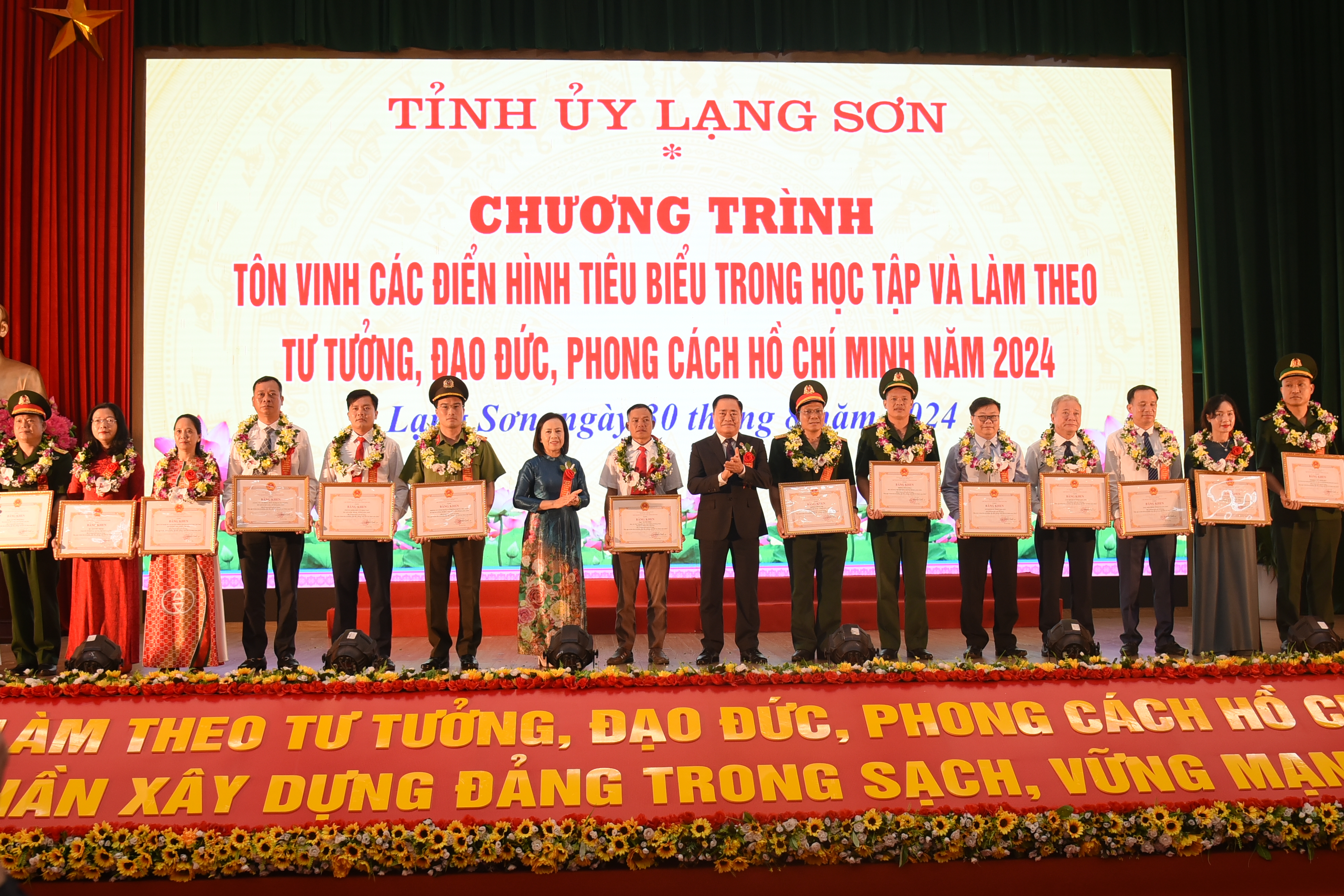 Kollektive und Einzelpersonen erhielten im Jahr 2024 vom Vorsitzenden des Volkskomitees der Provinz Verdiensturkunden für herausragende Leistungen beim Studium und der Befolgung der Ideologie, Moral und des Stils von Ho Chi Minh.