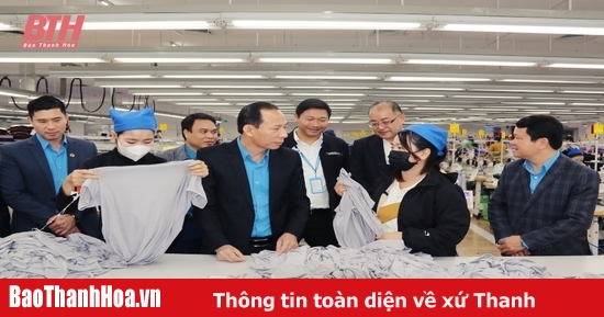 Chủ tịch LĐLĐ tỉnh thăm, chúc tết doanh nghiệp và tặng quà người lao động có hoàn cảnh khó khăn