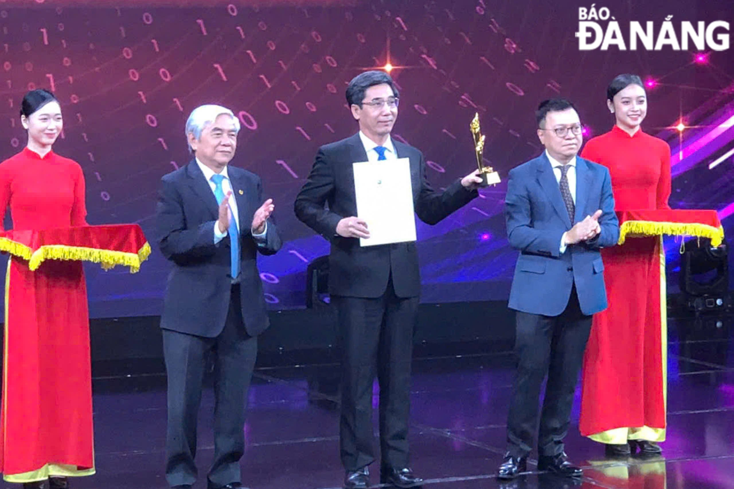 Vice Chairman of the City People's Committee Tran Chi Cuong represented the City People's Committee to receive the award. Photo: City Department of Information and Communications