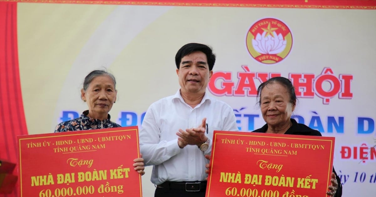 El presidente del Comité Popular Provincial de Quang Nam, Le Van Dung, asistió al gran festival de solidaridad en el área residencial Thai Son Dien Tien (Dien Ban)