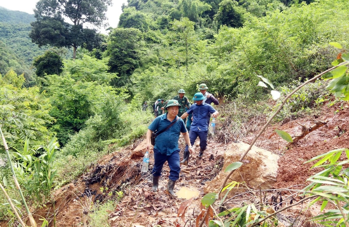 Il a informé que plus de 400 personnes du village de Cha Nga (Nghe An) étaient complètement isolées en raison des inondations et des glissements de terrain.