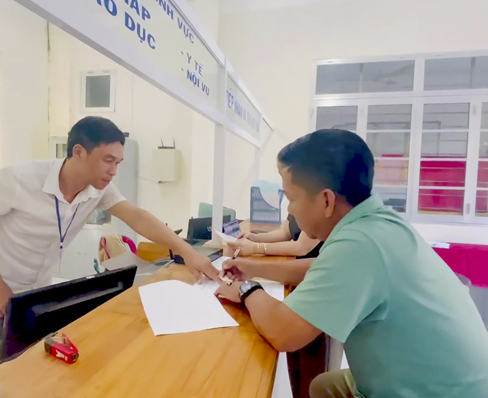 Giao dịch tại UBND xã Ninh Phước.
