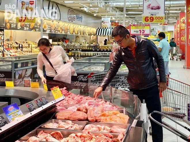 The amount of goods arriving at supermarkets meets people's shopping needs. IN PHOTO: Customers come to shop at Go! Da Nang supermarket. Photo: MAI LY