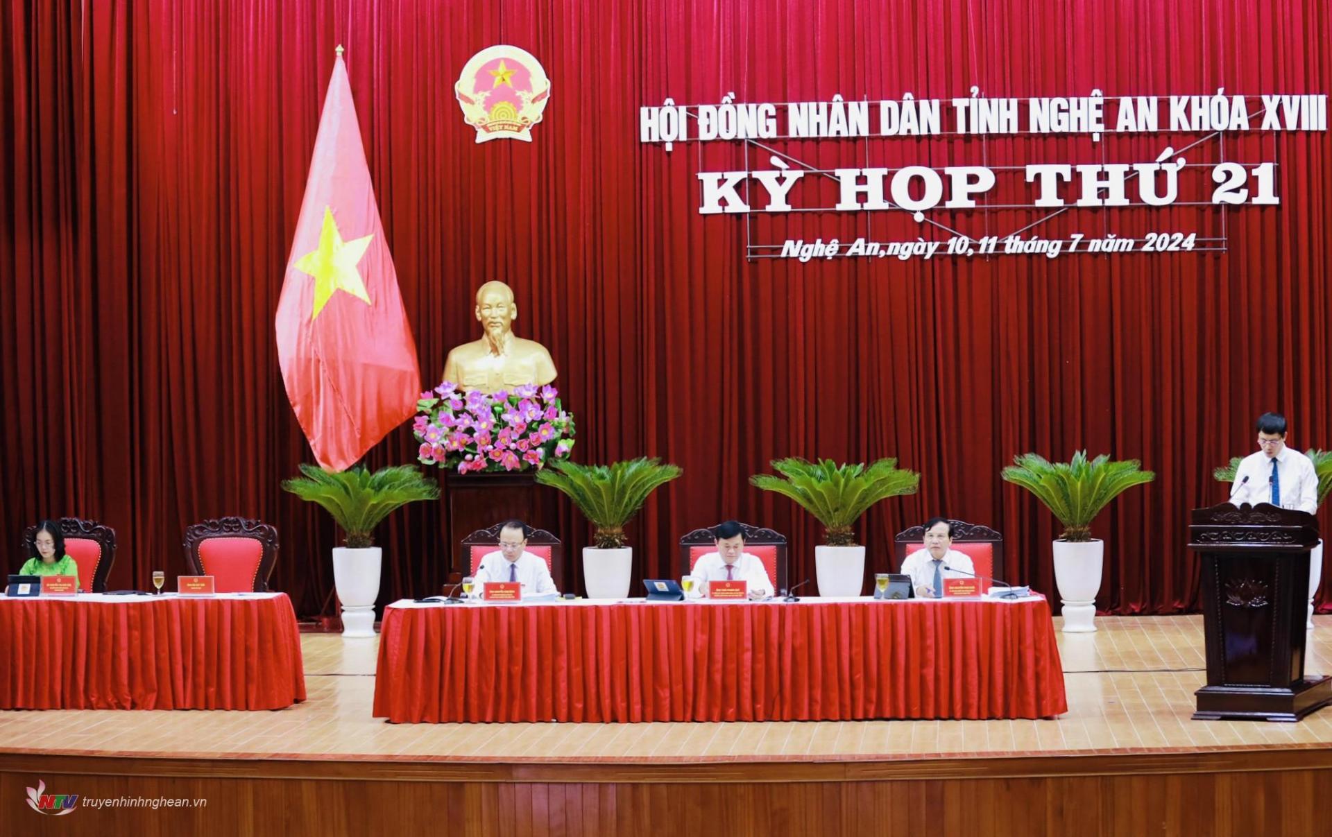 Comrades: Thai Thanh Quy - Member of the Party Central Committee, Secretary of the Provincial Party Committee, Chairman of the Provincial People's Council, Head of the Provincial National Assembly Delegation; Nguyen Nam Dinh - Member of the Provincial Party Committee Standing Committee, Permanent Vice Chairman of the Provincial People's Council; Nguyen Nhu Khoi - Vice Chairman of the Provincial People's Council, chaired the discussion session.