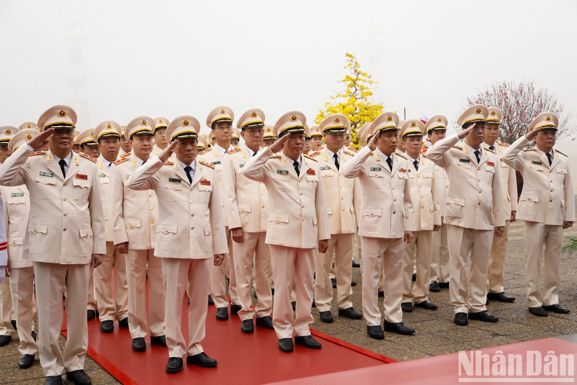 Los líderes del Partido y del Estado depositan coronas florales y visitan el mausoleo del presidente Ho Chi Minh