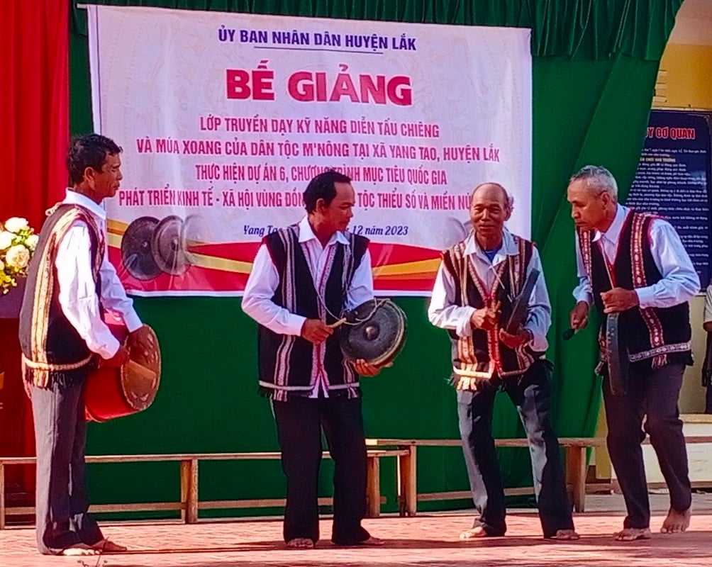 32 students completed the M'nong gong performance and folk dance class