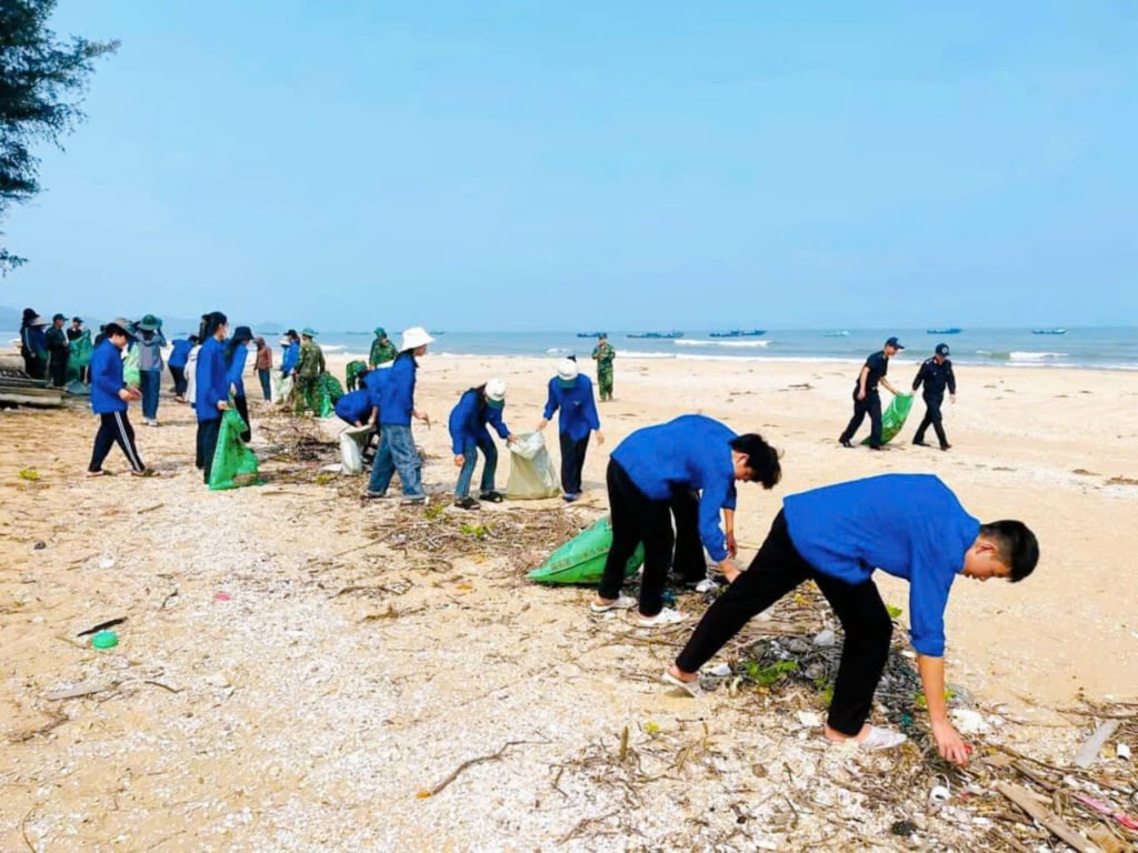 Mitglieder der Jugendgewerkschaft der Stadt Mong Cai organisieren die Müllabfuhr und säubern den Strand von Tra Co