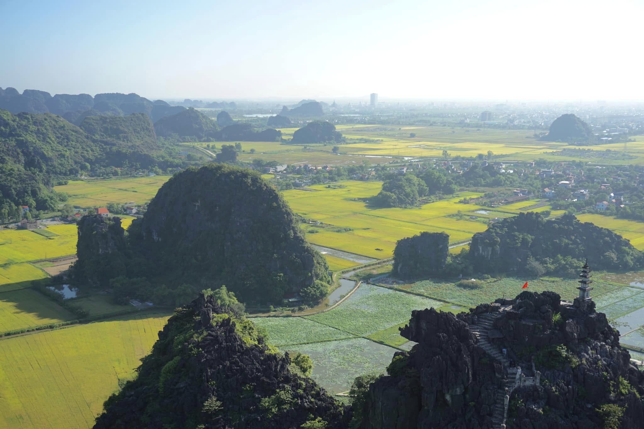 មិនមានការពិពណ៌នារូបថតទេ។