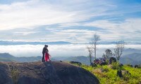 Los jóvenes de Kon Tum acuden en masa a registrarse en la azotea del pueblo de montaña de Chu Hreng.