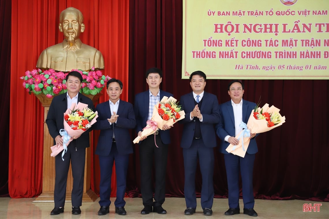 조국전선은 지방의 핵심과제를 면밀히 따르고 행동 프로그램을 구축해야 합니다.