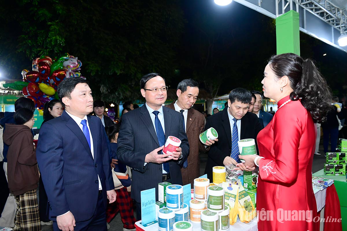 พิธีเปิดงาน OCOP Fair และมอบใบรับรองผลิตภัณฑ์อุตสาหกรรมชนบทต้นแบบของจังหวัด Tuyen Quang ในปี 2567