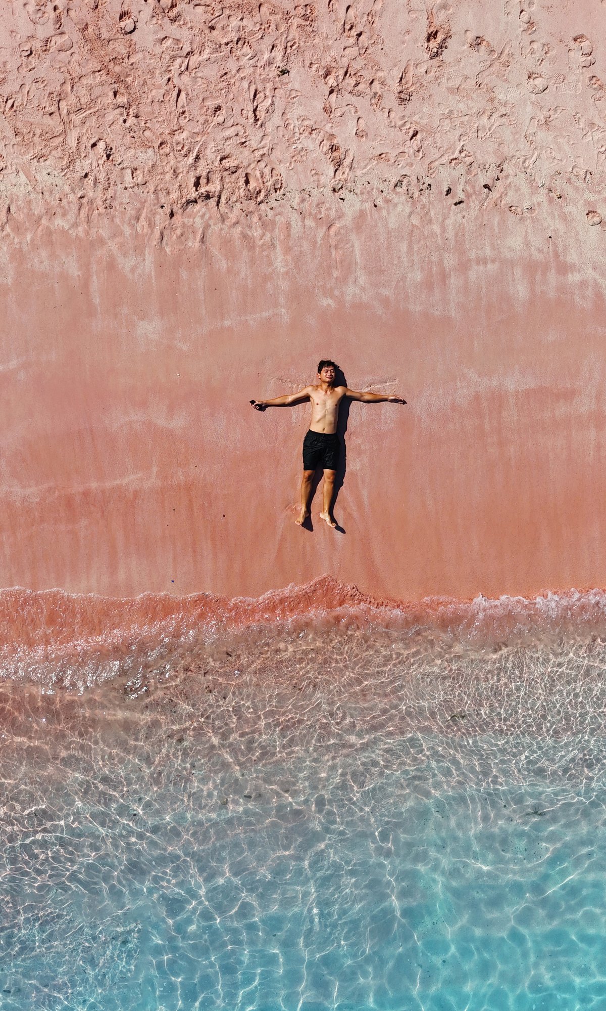 La plage rose d'Indonésie vue par les touristes vietnamiens