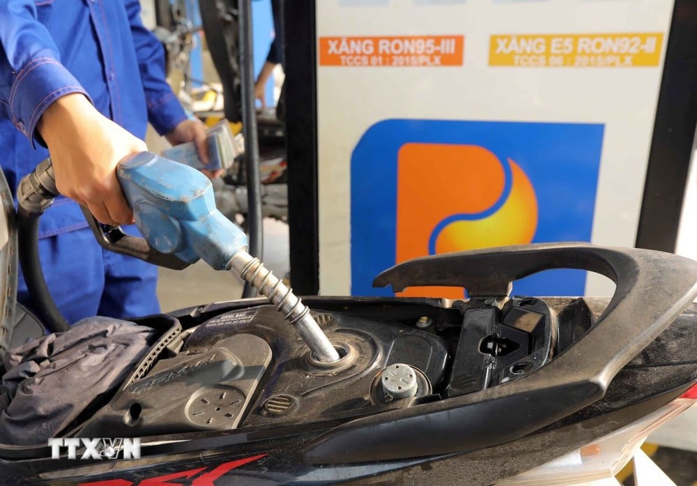 Compra y venta de gasolina en un establecimiento de gasolinera en Hanoi. (Foto: Tran Viet/VNA)