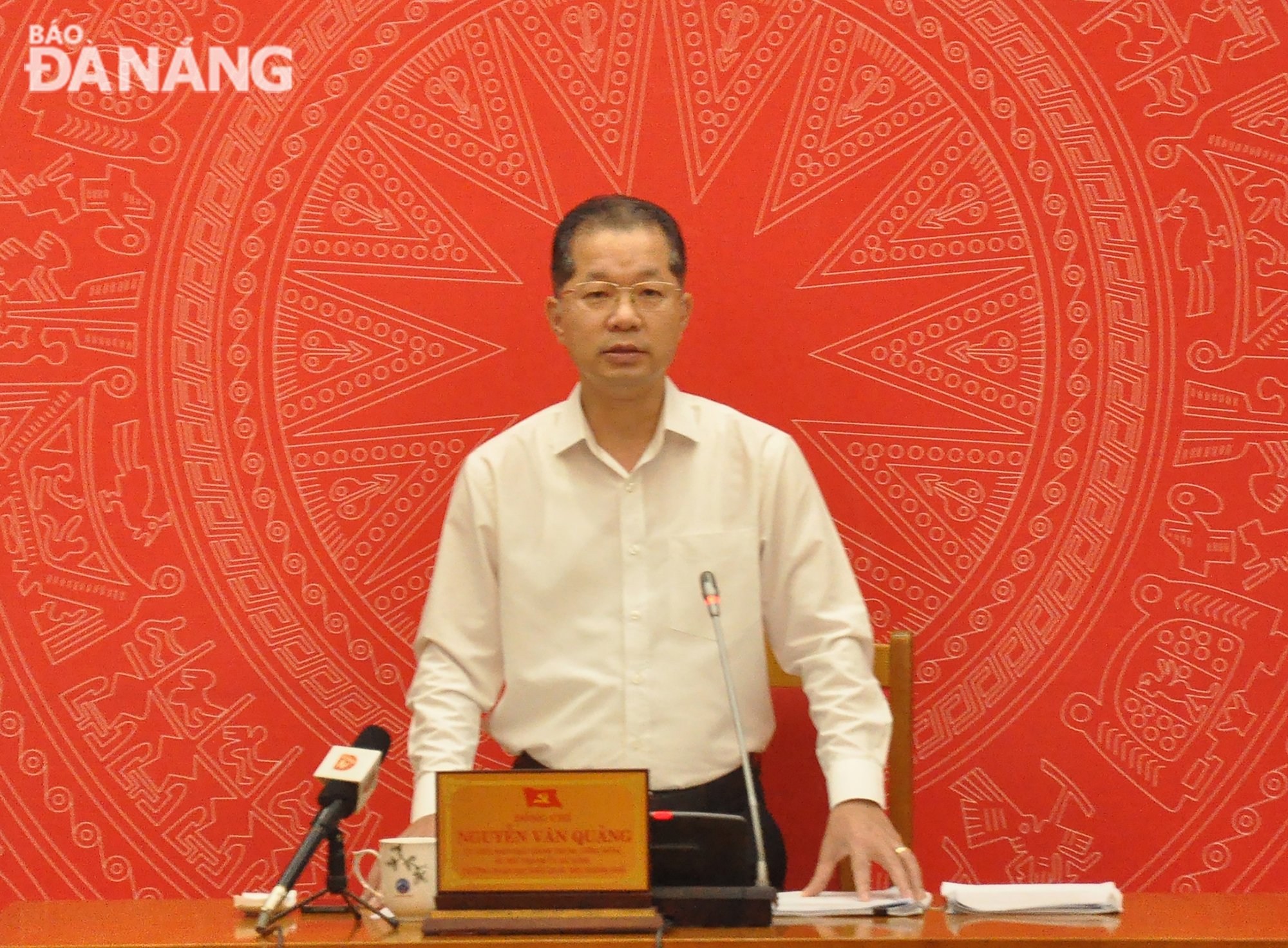 Secretary of the City Party Committee Nguyen Van Quang speaks at the meeting. Photo: THANH LAN