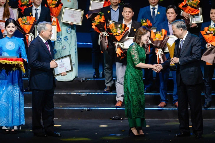 LynkiD was honored with the gold award for make in Vietnam