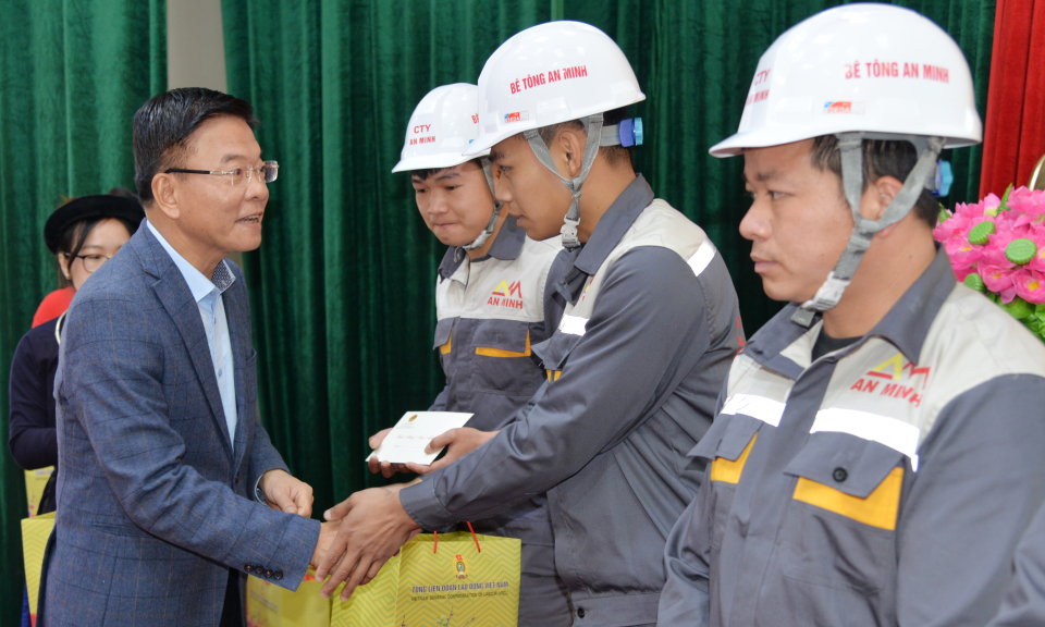 Deputy Prime Minister Le Thanh Long visits and wishes a happy new year in Cao Bang