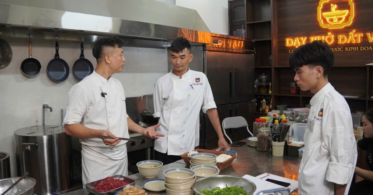 Crowded pho cooking class with tuition fees ranging from a few million to a few tens of millions