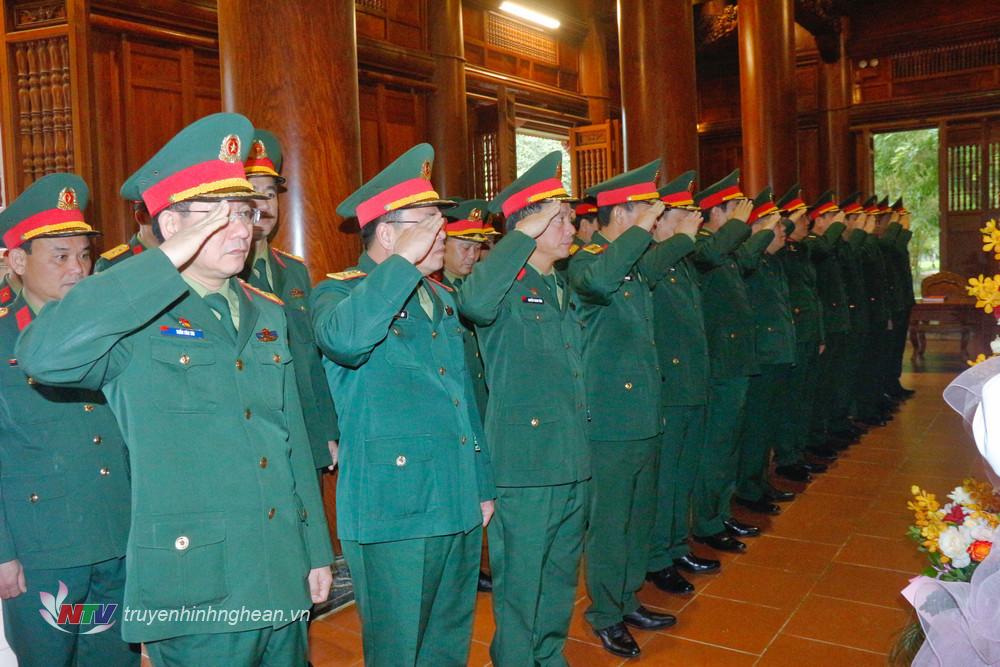 Đoàn đại biểu thành kính tưởng niệm Chủ tịch Hồ Chí Minh