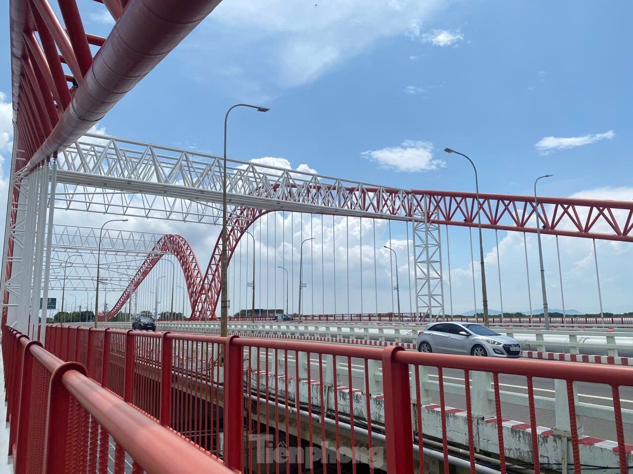 Close-up of the bridge shaped like a seagull spreading its wings in Ba Ria - Vung Tau photo 8