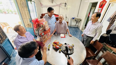 ブイ・ヴァン・ギエム省党書記と地元当局がレ・ドゥック・タン氏（83歳、退職幹部）を訪問し、贈り物を贈呈した。
