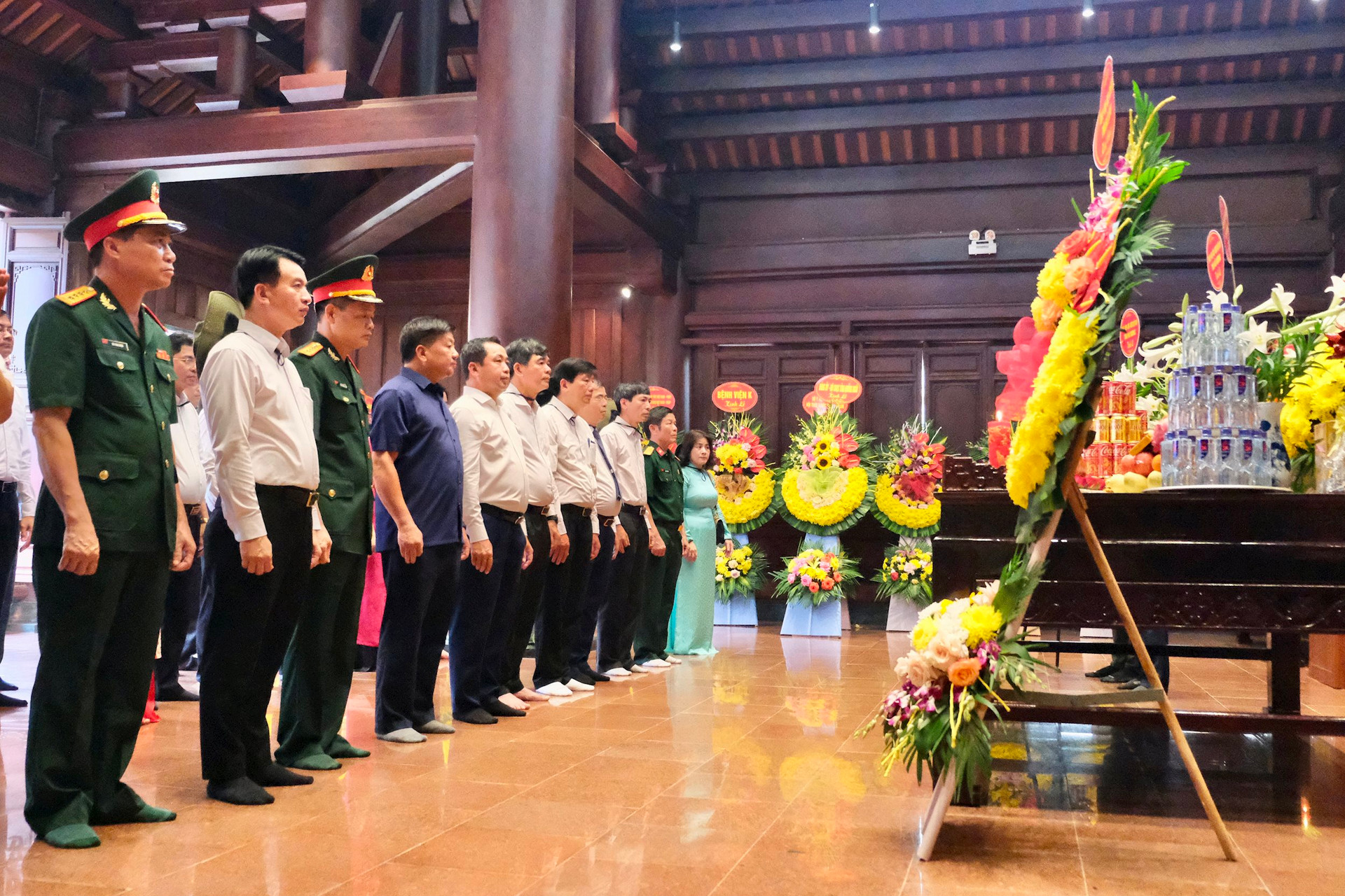 Una delegación de la provincia de Hai Duong visitó el Templo de los Mártires en el campo de batalla de Dien Bien Phu.