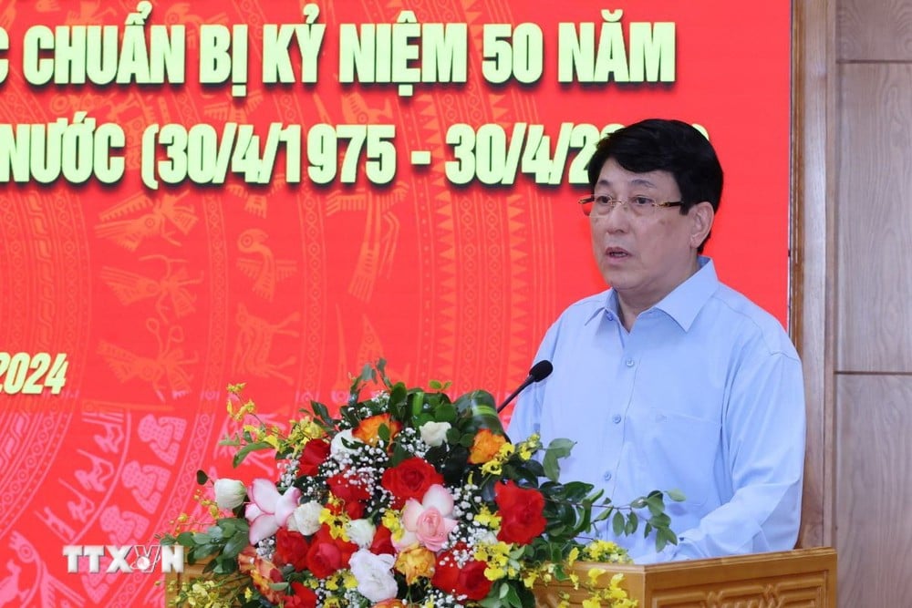 Herr Luong Cuong, Mitglied des Politbüros, ständiges Mitglied des Sekretariats und Leiter des Lenkungsausschusses, hielt eine Rede zur Leitung der Arbeitssitzung. (Foto: Phuong Hoa/VNA)