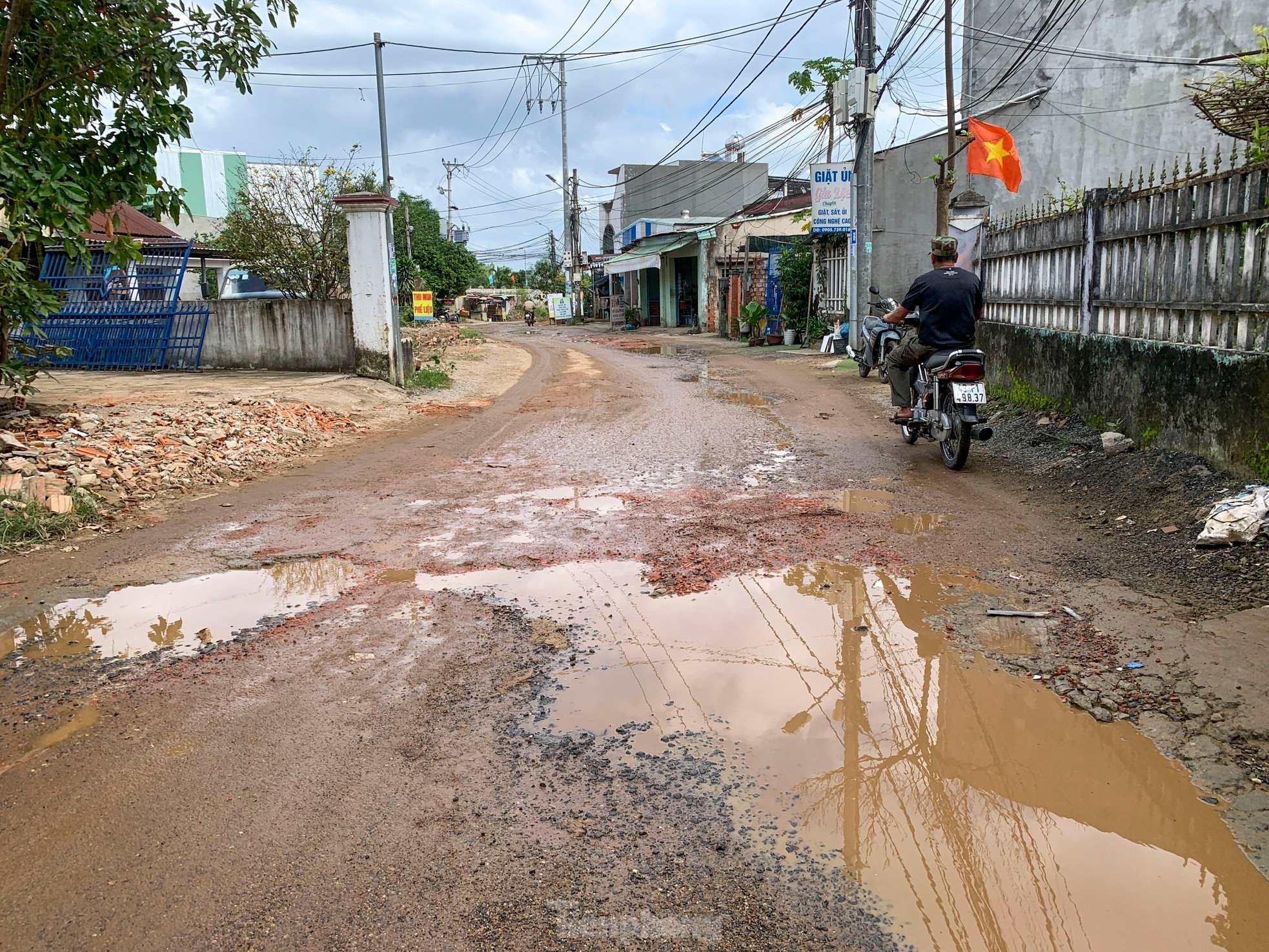 Sống khổ trên tuyến đường chi chít 'ổ voi, ổ gà' ở Đà Nẵng ảnh 8