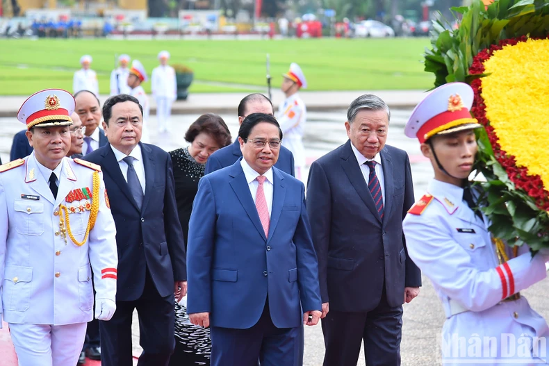 Les dirigeants du Parti et de l'État rendent visite au président Ho Chi Minh et commémorent les héros et les martyrs à l'occasion de la fête nationale, le 2 septembre, photo 1