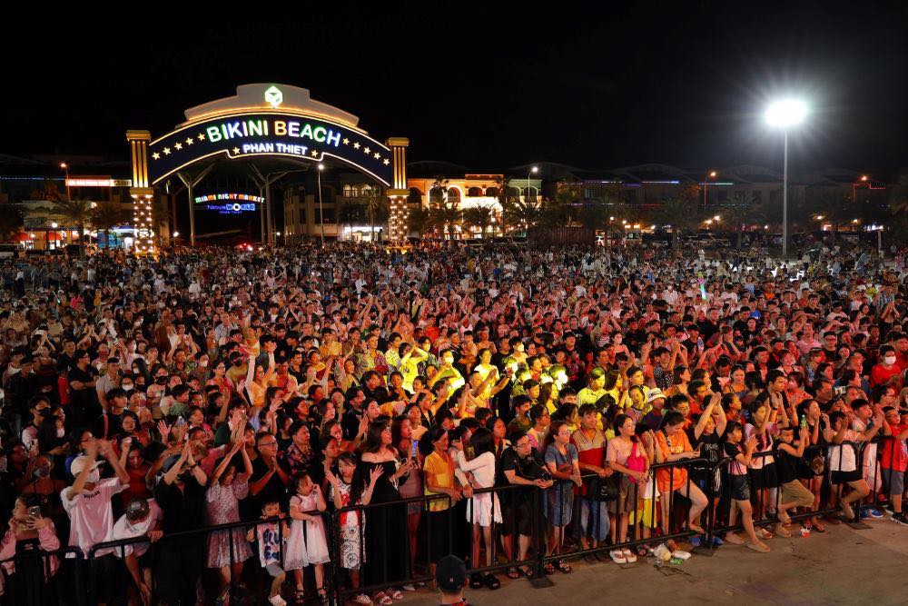 Los turistas asisten al gran festival de música en Phan Thiet. Foto: Duy Tuan