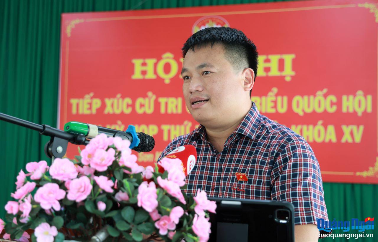 Phó Bí thư Thường trực Tỉnh ủy, Trưởng đoàn ĐBQH tỉnh Đặng Ngọc Huy trao đổi, làm rõ thêm một số vấn đề cử tri quan tâm.