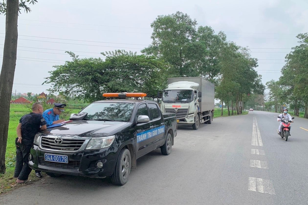 Hai Duong traffic inspectors fined 49 cases of traffic safety violations