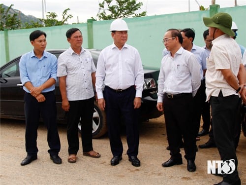 El camarada Tran Quoc Nam, subsecretario del Comité Provincial del Partido y presidente del Comité Popular Provincial, inspeccionó el progreso de las obras de infraestructura esenciales en la comuna de Phuoc Dinh.