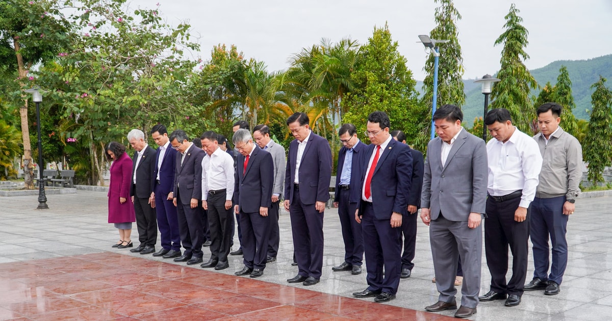 Standing Deputy Secretary of the Provincial Party Committee Nguyen Duc Dung offered incense to commemorate heroic martyrs in Que Son.