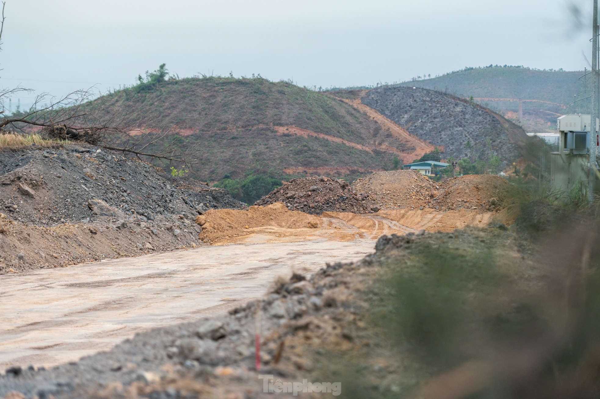 El proyecto de ampliación de carreteras de un billón de dólares en Quang Ninh se está construyendo a un ritmo lento, foto 9