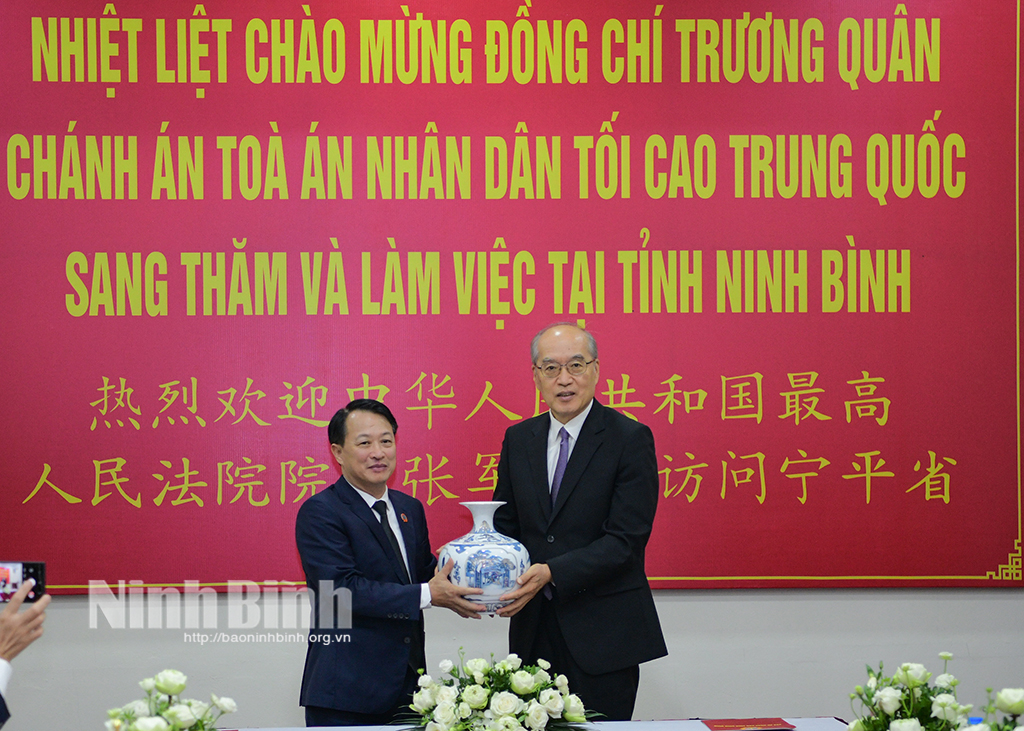 Hochrangige Delegation des Obersten Volksgerichtshofs Chinas arbeitet in der Provinz Ninh Binh