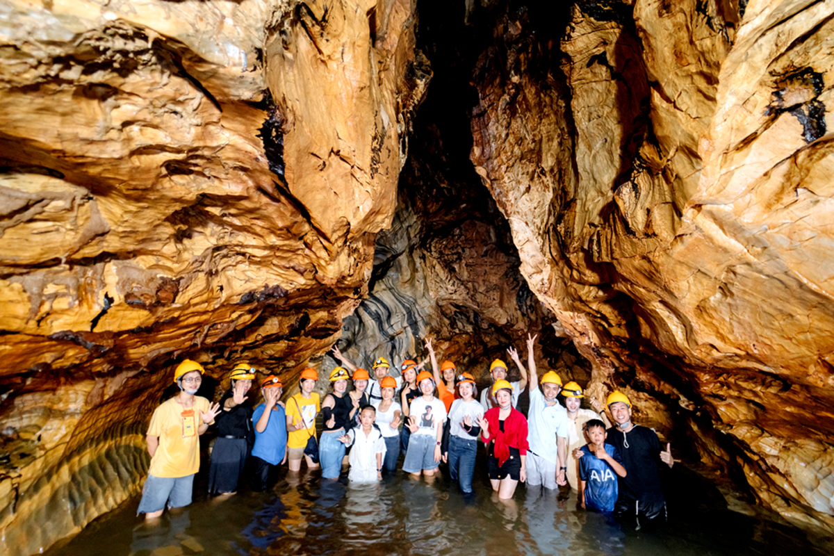 La compañía de turismo Young Ha Giang organiza un recorrido para que los turistas exploren la cueva Po My (Quang Binh).