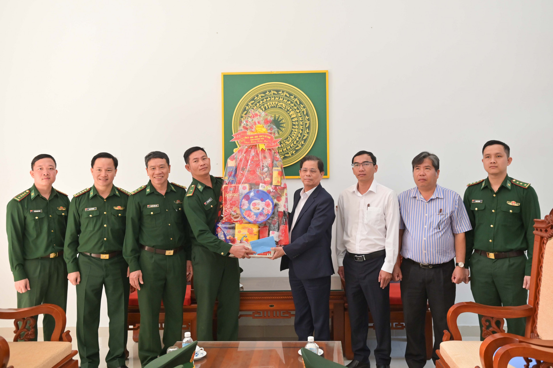 El presidente del Comité Popular Provincial, Nguyen Tan Tuan, entregó obsequios del Tet a los oficiales y soldados de la estación de guardia fronteriza de Ninh Hai.